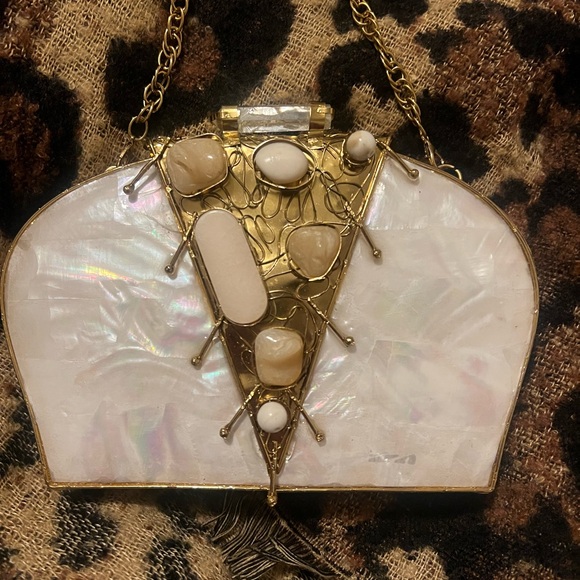 Ramla La Perle Handmade in Morocco Mother of Pearl and Brass clutch with chain - Picture 2 of 16